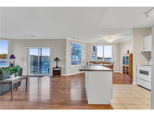 311-60 Wyndham Street S, Guelph, ON - Indoor Photo Showing Kitchen