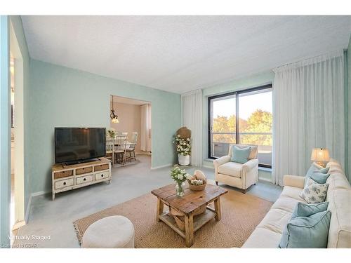 402-93 Westwood Road, Guelph, ON - Indoor Photo Showing Living Room