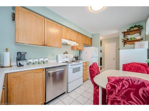 15-60 Ptarmigan Drive, Guelph, ON - Indoor Photo Showing Kitchen