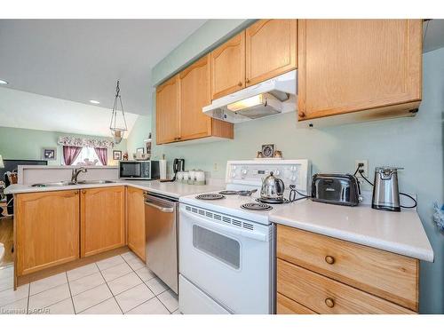 15-60 Ptarmigan Drive, Guelph, ON - Indoor Photo Showing Kitchen With Double Sink