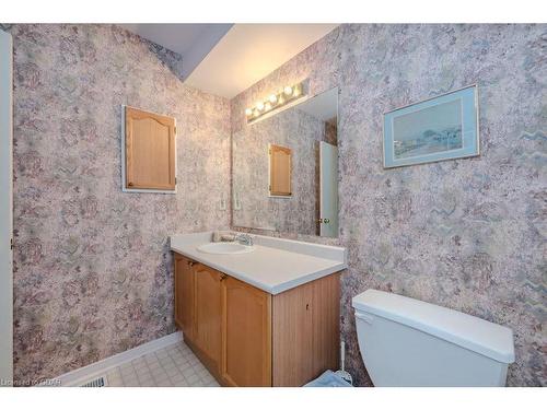 15-60 Ptarmigan Drive, Guelph, ON - Indoor Photo Showing Bathroom