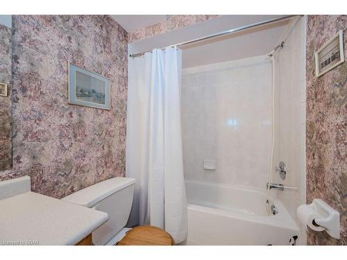 15-60 Ptarmigan Drive, Guelph, ON - Indoor Photo Showing Bathroom