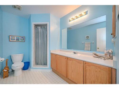 15-60 Ptarmigan Drive, Guelph, ON - Indoor Photo Showing Bathroom