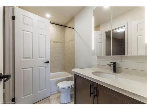 202-904 Paisley Road, Guelph, ON - Indoor Photo Showing Bathroom