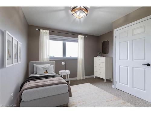 202-904 Paisley Road, Guelph, ON - Indoor Photo Showing Bedroom