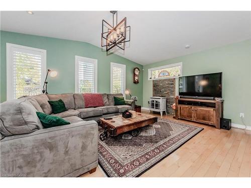 119 Bristol Street, Guelph, ON - Indoor Photo Showing Living Room