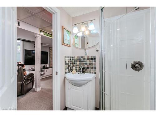 119 Bristol Street, Guelph, ON - Indoor Photo Showing Bathroom