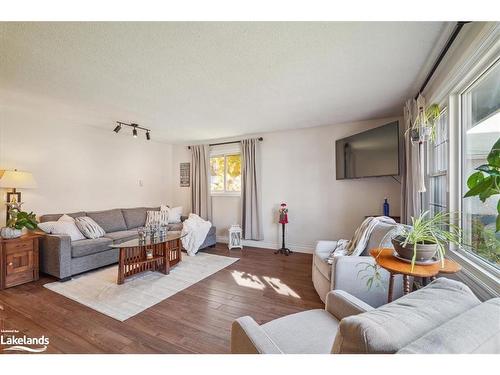 255 Brown Street, Gravenhurst, ON - Indoor Photo Showing Living Room