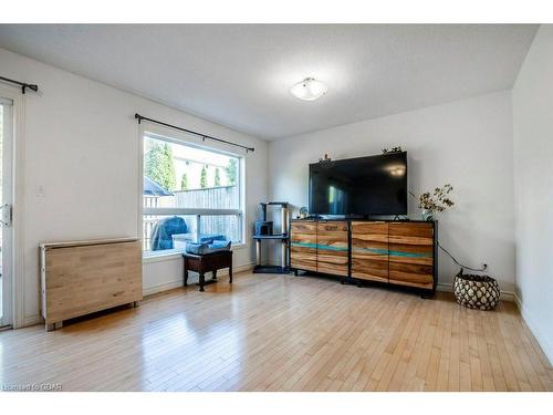 10-20 Shackleton Drive, Guelph, ON - Indoor Photo Showing Living Room