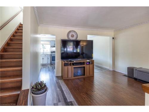 200 Alma Street N, Guelph, ON - Indoor Photo Showing Living Room