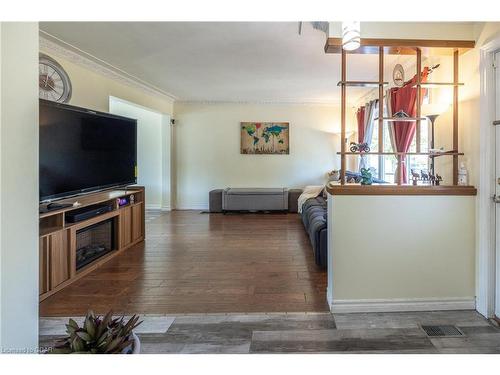 200 Alma Street N, Guelph, ON - Indoor Photo Showing Living Room