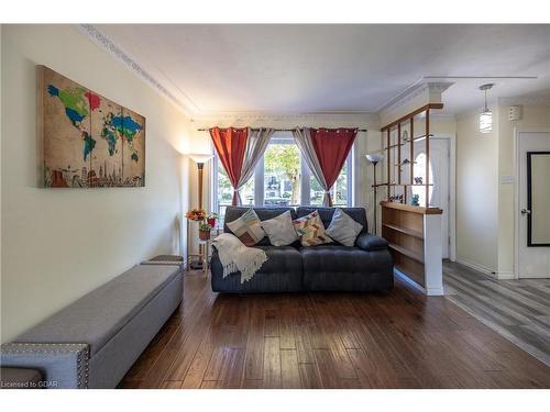 200 Alma Street N, Guelph, ON - Indoor Photo Showing Living Room