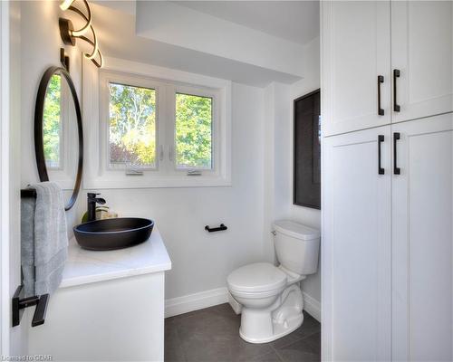 119 Charlotte Place, Kitchener, ON - Indoor Photo Showing Bathroom