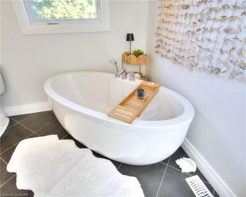 119 Charlotte Place, Kitchener, ON - Indoor Photo Showing Bathroom