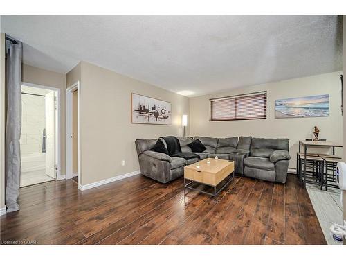 101-53 Conroy Crescent, Guelph, ON - Indoor Photo Showing Living Room