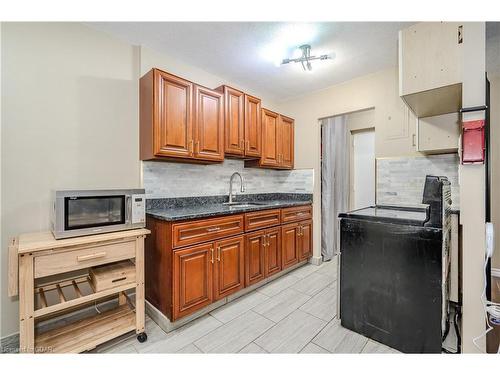 101-53 Conroy Crescent, Guelph, ON - Indoor Photo Showing Kitchen With Double Sink