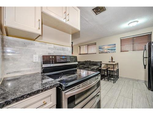 101-53 Conroy Crescent, Guelph, ON - Indoor Photo Showing Kitchen