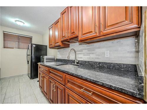 101-53 Conroy Crescent, Guelph, ON - Indoor Photo Showing Kitchen