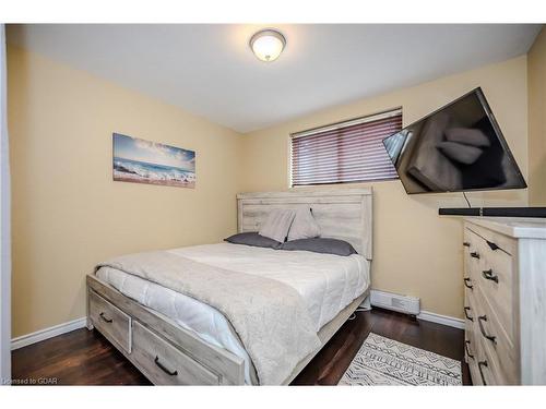 101-53 Conroy Crescent, Guelph, ON - Indoor Photo Showing Bedroom