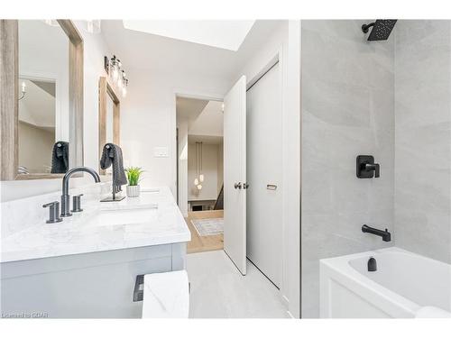 24 Bridlewood Drive, Guelph, ON - Indoor Photo Showing Bathroom