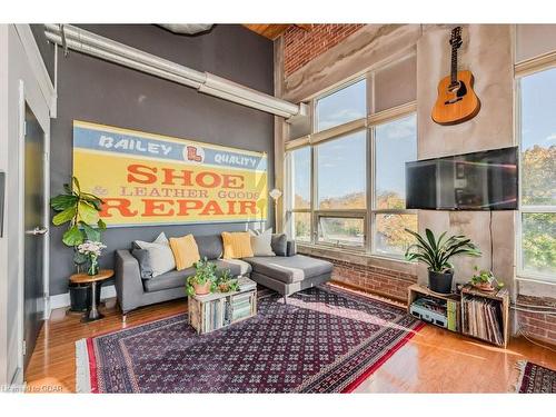 302-26 Ontario Street, Guelph, ON - Indoor Photo Showing Living Room