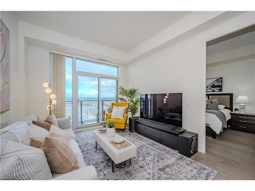 Ph114-9000 Jane Street, Concord, ON - Indoor Photo Showing Living Room