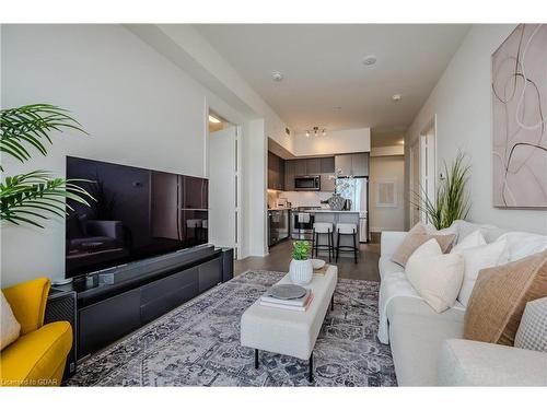 Ph114-9000 Jane Street, Concord, ON - Indoor Photo Showing Living Room