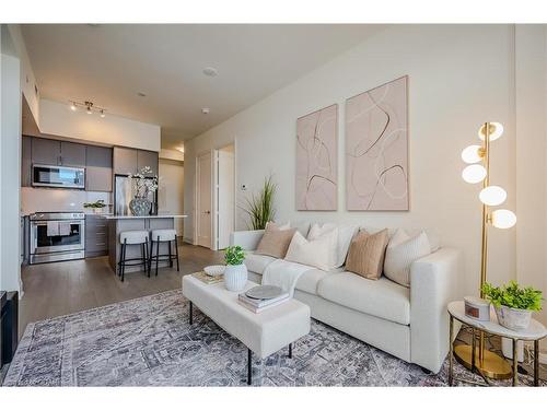 Ph114-9000 Jane Street, Concord, ON - Indoor Photo Showing Living Room