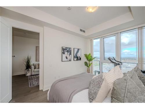 Ph114-9000 Jane Street, Concord, ON - Indoor Photo Showing Bedroom