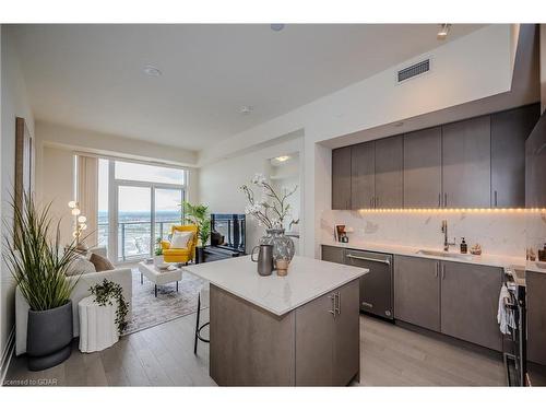 Ph114-9000 Jane Street, Concord, ON - Indoor Photo Showing Kitchen With Upgraded Kitchen