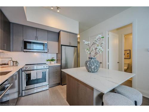 Ph114-9000 Jane Street, Concord, ON - Indoor Photo Showing Kitchen With Upgraded Kitchen