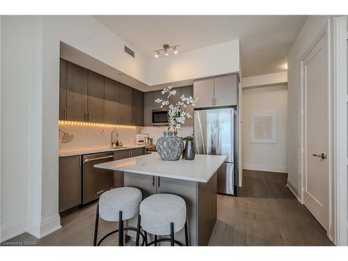 Ph114-9000 Jane Street, Concord, ON - Indoor Photo Showing Kitchen With Upgraded Kitchen