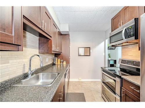 511-105 Conroy Crescent, Guelph, ON - Indoor Photo Showing Kitchen