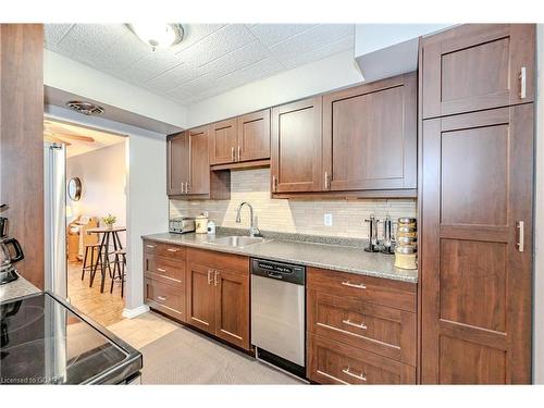 511-105 Conroy Crescent, Guelph, ON - Indoor Photo Showing Kitchen