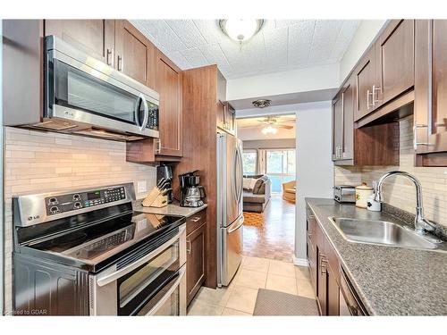 511-105 Conroy Crescent, Guelph, ON - Indoor Photo Showing Kitchen With Stainless Steel Kitchen