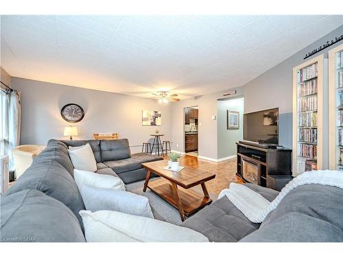 511-105 Conroy Crescent, Guelph, ON - Indoor Photo Showing Living Room