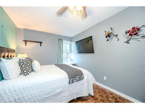 511-105 Conroy Crescent, Guelph, ON - Indoor Photo Showing Bedroom