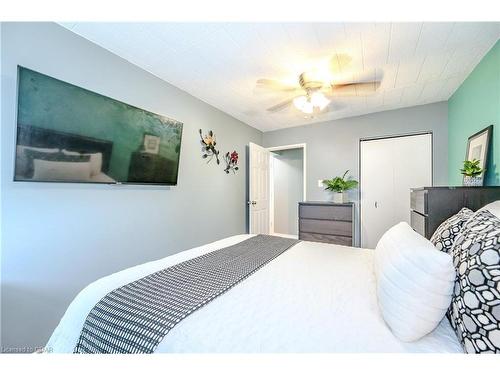 511-105 Conroy Crescent, Guelph, ON - Indoor Photo Showing Bedroom