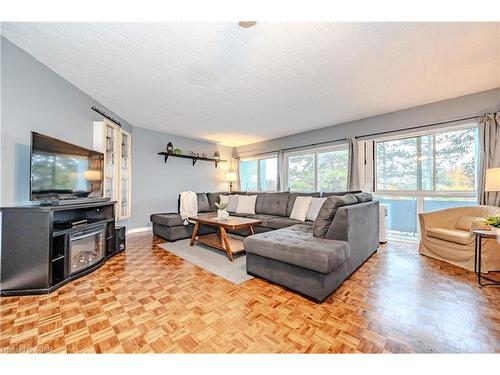 511-105 Conroy Crescent, Guelph, ON - Indoor Photo Showing Living Room