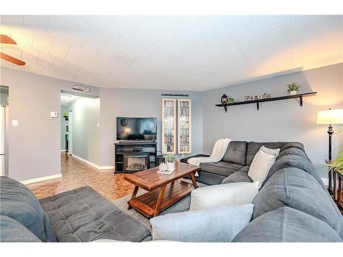 511-105 Conroy Crescent, Guelph, ON - Indoor Photo Showing Living Room