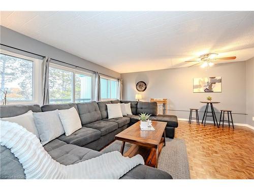 511-105 Conroy Crescent, Guelph, ON - Indoor Photo Showing Living Room