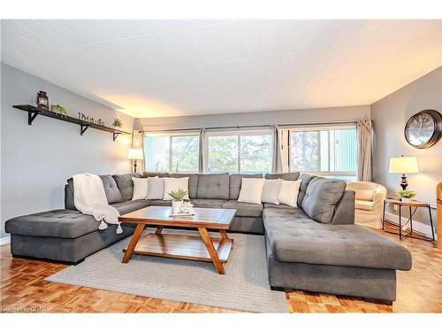 511-105 Conroy Crescent, Guelph, ON - Indoor Photo Showing Living Room