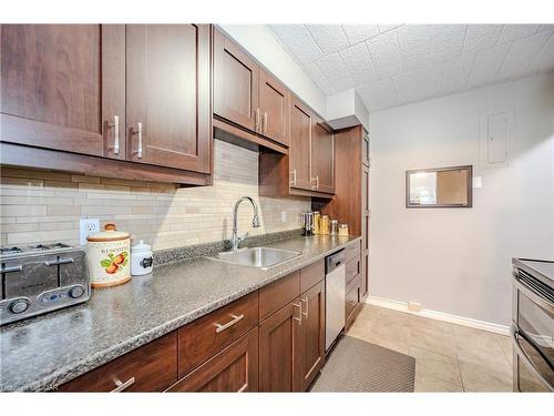 511-105 Conroy Crescent, Guelph, ON - Indoor Photo Showing Kitchen