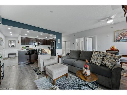 423-1440 Gordon Street, Guelph, ON - Indoor Photo Showing Living Room With Fireplace