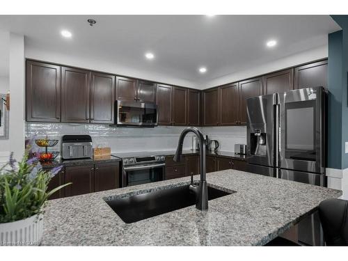 423-1440 Gordon Street, Guelph, ON - Indoor Photo Showing Kitchen With Double Sink With Upgraded Kitchen