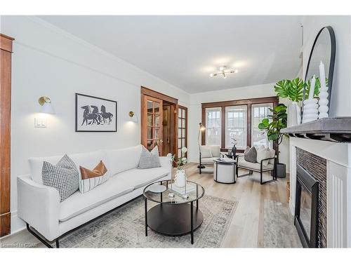 7 Meadowview Avenue, Guelph, ON - Indoor Photo Showing Living Room