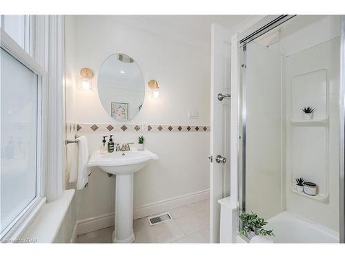 7 Meadowview Avenue, Guelph, ON - Indoor Photo Showing Bathroom