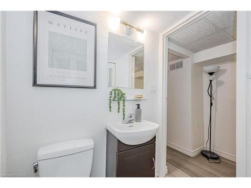 7 Meadowview Avenue, Guelph, ON - Indoor Photo Showing Bathroom