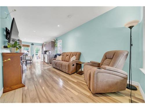 42 Mccormick Street, Welland, ON - Indoor Photo Showing Living Room