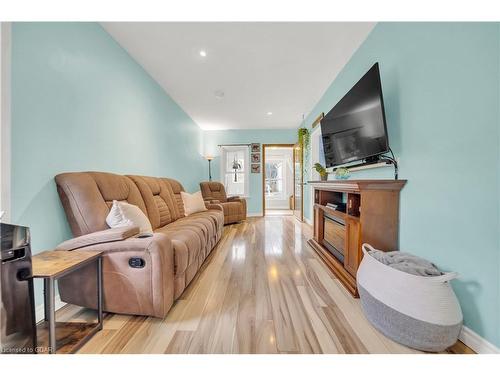 42 Mccormick Street, Welland, ON - Indoor Photo Showing Living Room